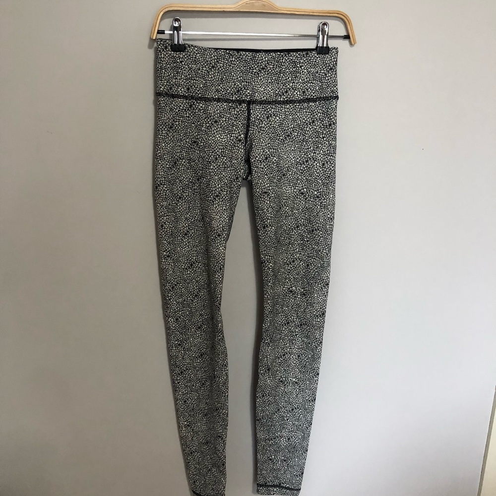 Lulu Lemon Black and White Pattern Leggings Size 4
